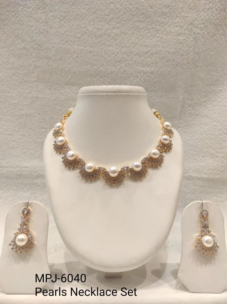 White Pearl Fan Cluster Necklace Set — White & Gold