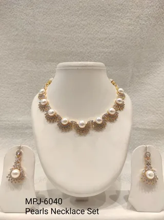 White Pearl Fan Cluster Necklace Set