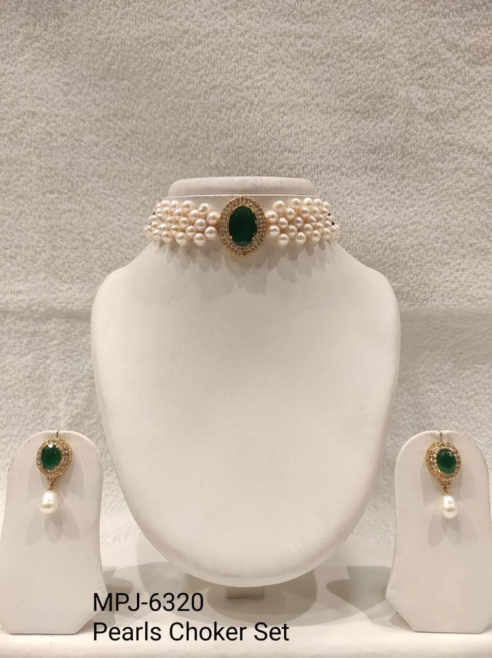 Green Oval Centrepiece Pearl Choker Set — White & Green