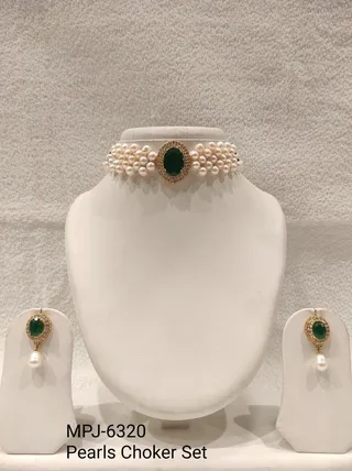 Green Oval Centrepiece Pearl Choker Set