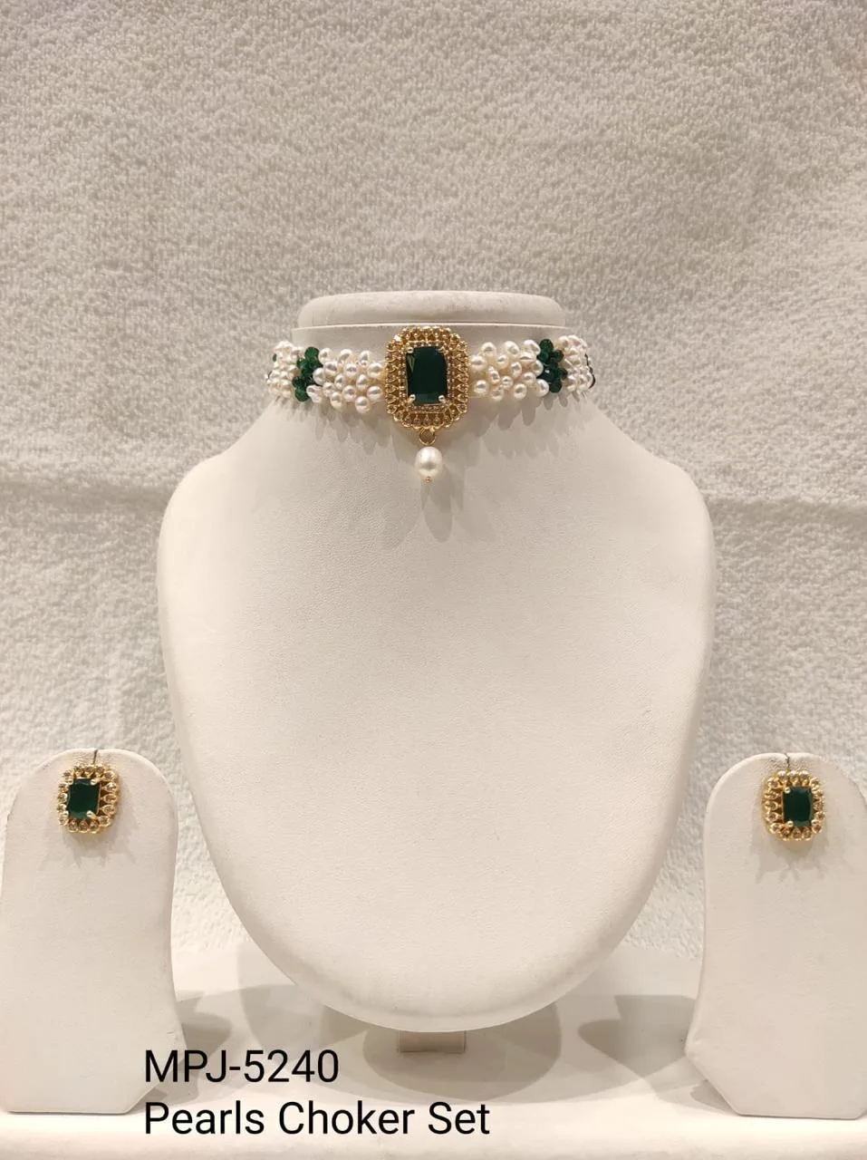 Green Rectangular Centrepiece Pearl Choker Set — White & Green