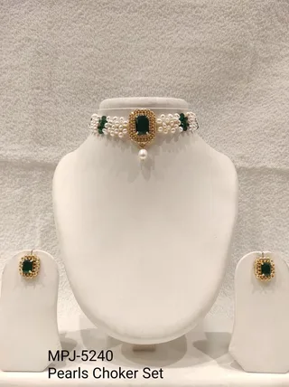 Green Rectangular Centrepiece Pearl Choker Set