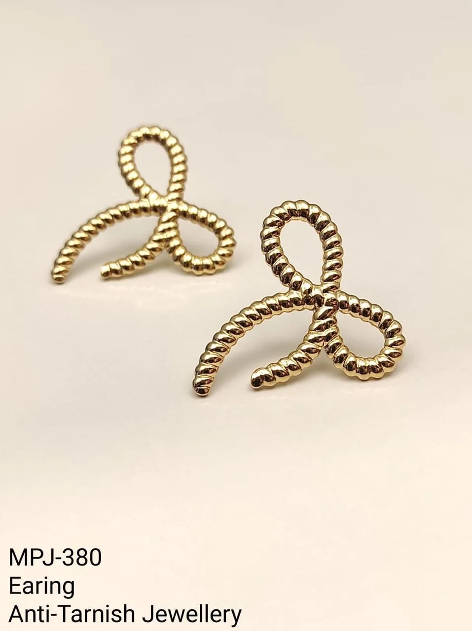 White — Twisted loop earrings — White