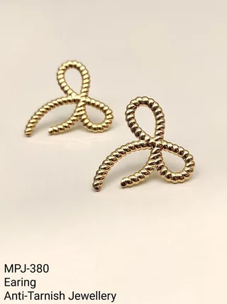 White — Twisted loop earrings