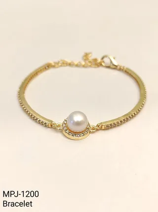 Gold — Freshwater Pearl centerpiece bracelet