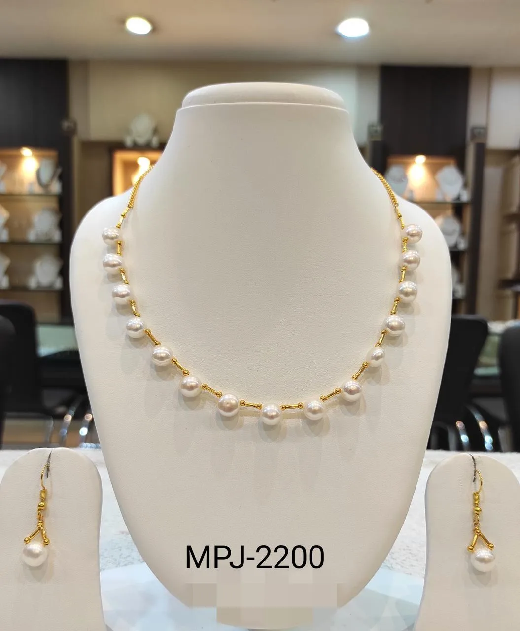 White & Gold — Beaded Pearl and Gold Link Necklace Set — White & Gold