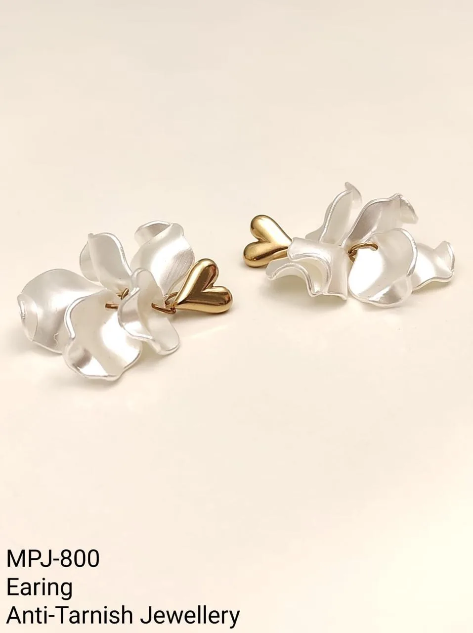 White & Gold — Floral design earrings — White & Gold
