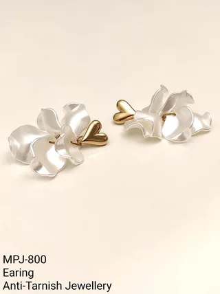White & Gold — Floral design earrings