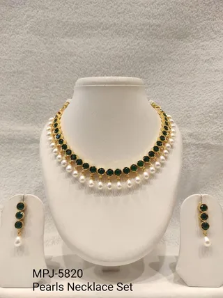 Green Round Stone Pearl Drop Necklace Set