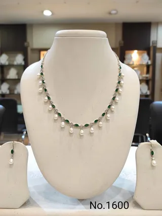 Green & White — Necklace set with green and white beads