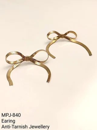Gold — Bow-shaped earrings