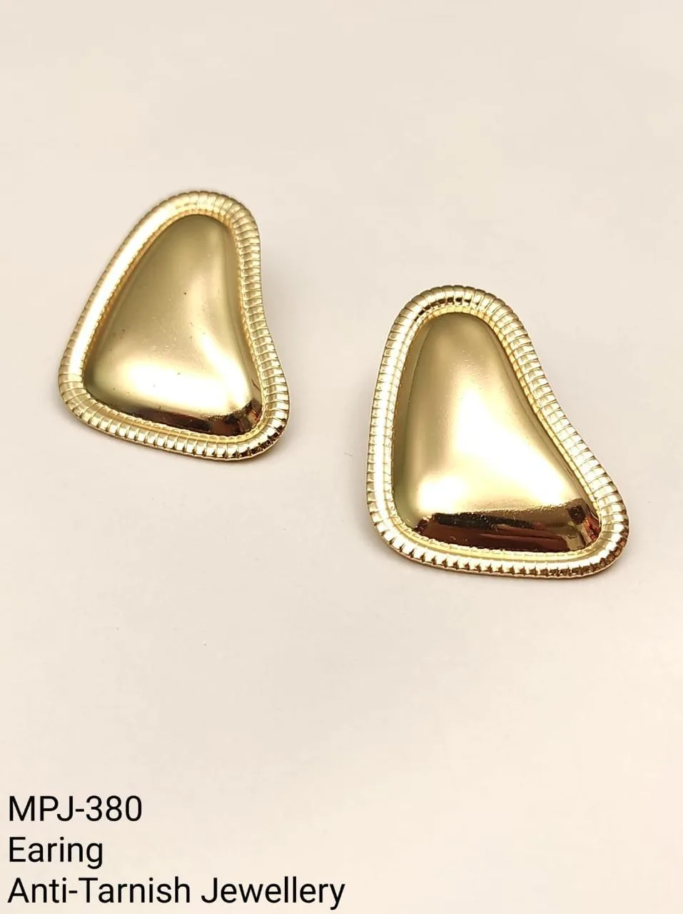 Gold — Simple abstract shaped earrings — Gold