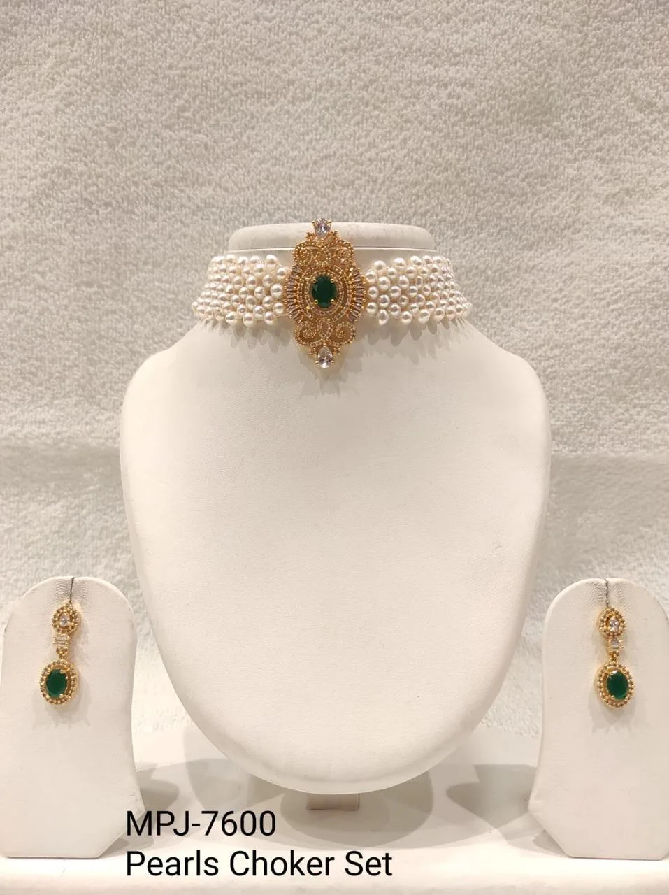 Green Floral Centrepiece Pearl Choker Set — White & Green & Gold