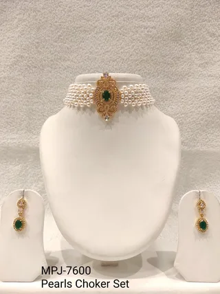Green Floral Centrepiece Pearl Choker Set