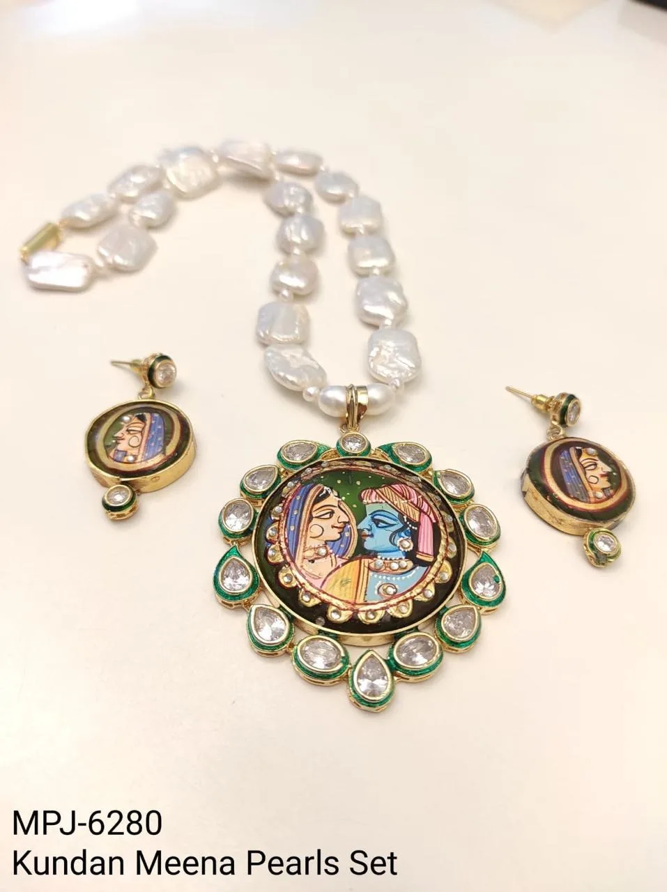 Painted Round Pendant Pearl Necklace Set — White & Multicolour