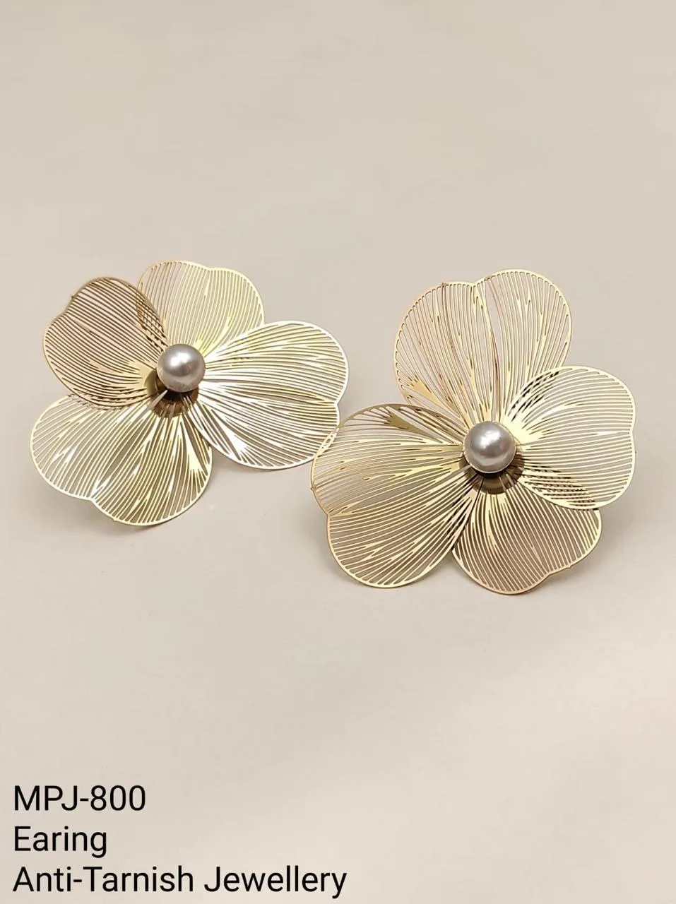 Gold — Flower design earrings — Gold