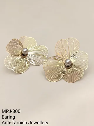 Gold — Flower design earrings
