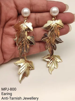 White & Gold — Leaf design drop earrings