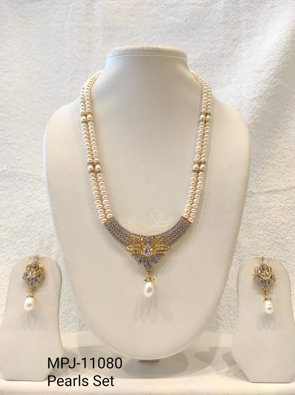 Gold Ornate Pendant Pearl Necklace Set — White & Gold