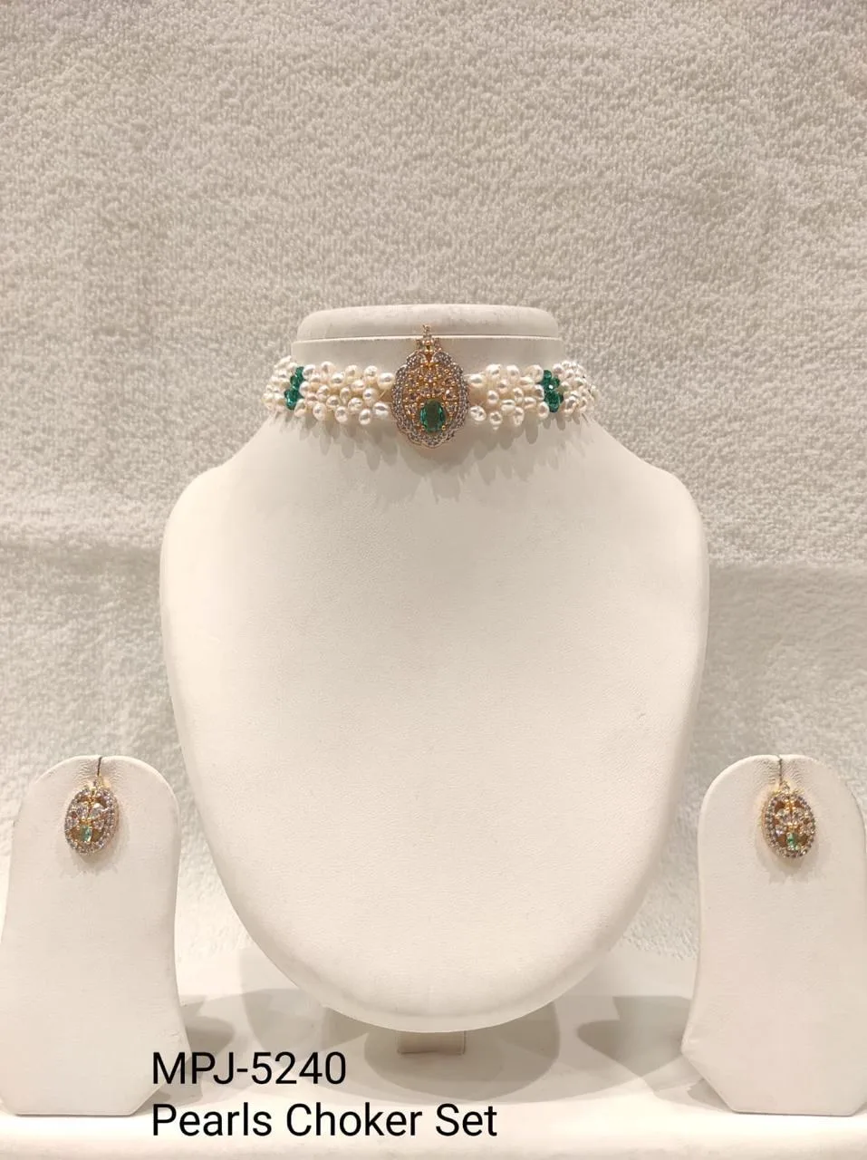 Green Teardrop Centrepiece Pearl Choker Set — White & Green