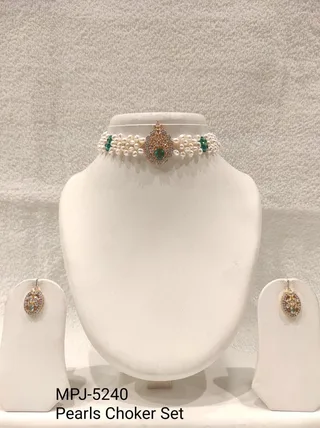 Green Teardrop Centrepiece Pearl Choker Set