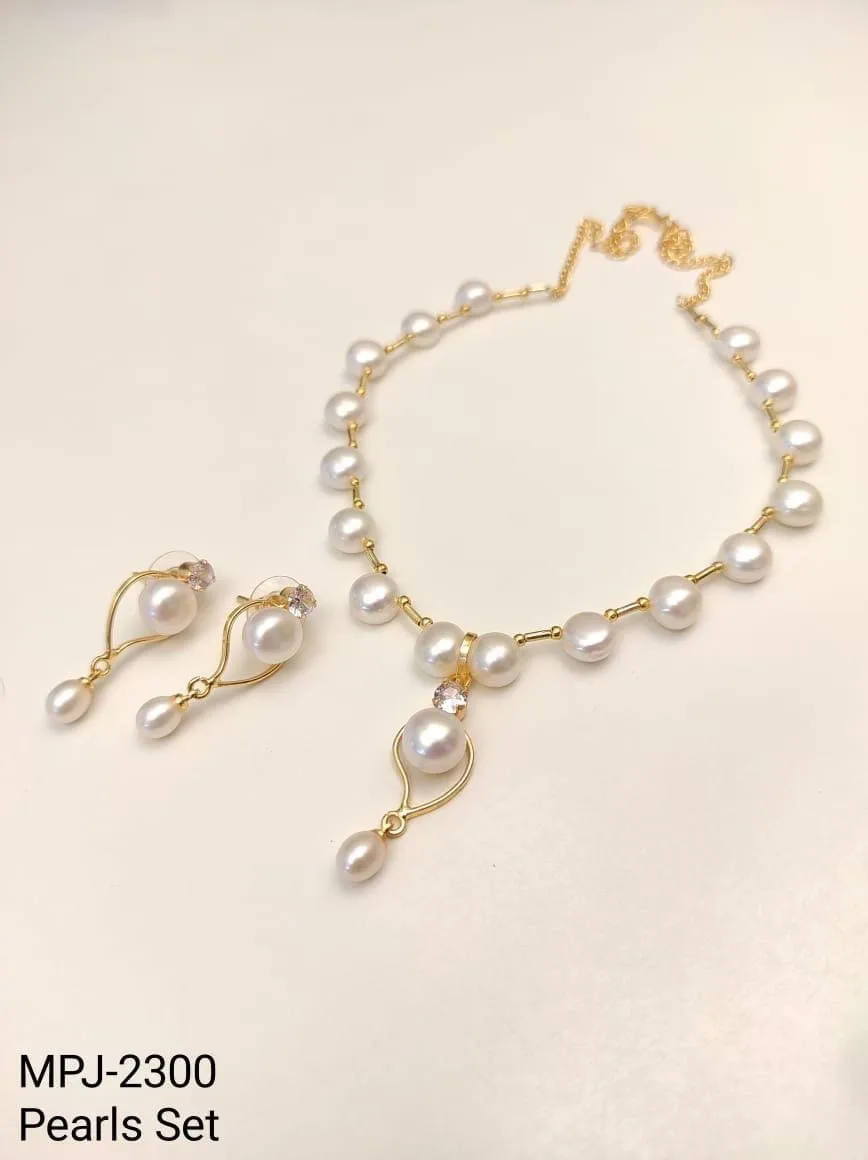Teardrop Pearl Pendant Necklace and Earrings Set — White & Gold