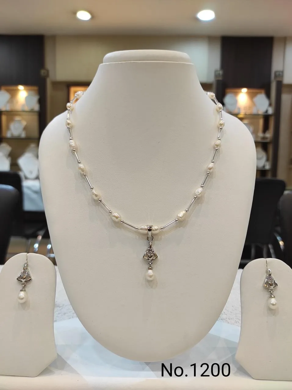 White — Freshwater Pearl necklace with pendant and matching earrings — White