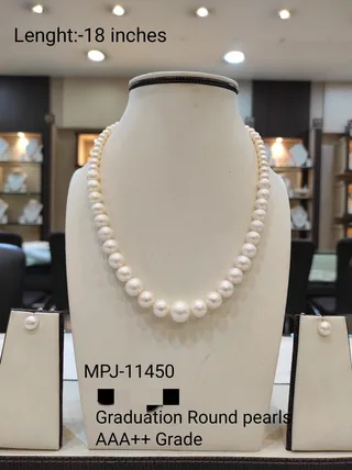 Graduated round pearl necklace with earrings