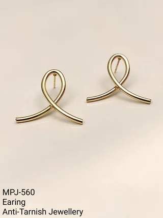 Gold — Loop shaped earrings