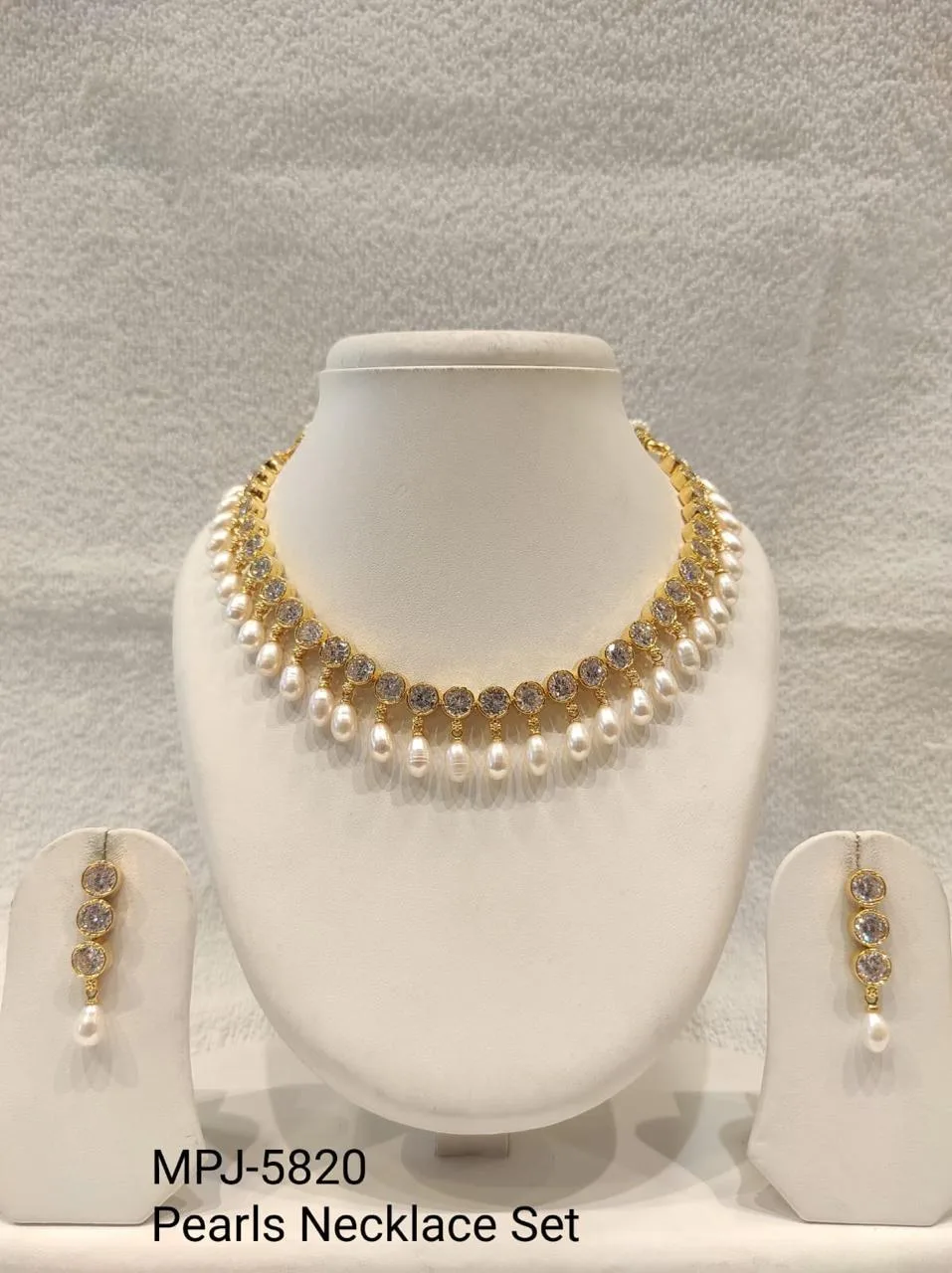 White Pearl Round Stone Drop Necklace Set — White & Gold