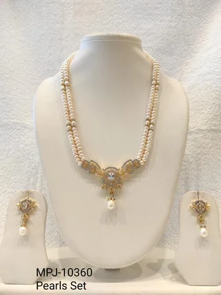 Gold Round Pendant Pearl Necklace Set