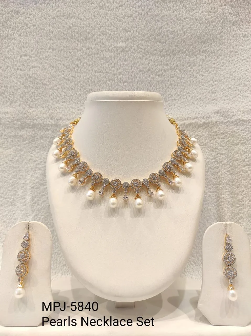 White Pearl Teardrop Medallion Necklace Set — White & Gold