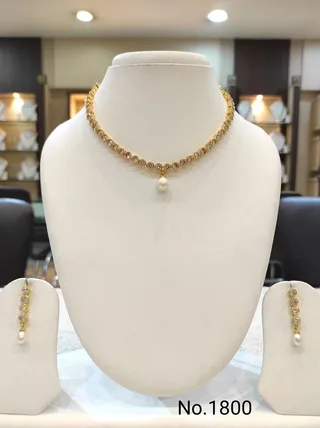 Gold & White — Short chain necklace with drop pendant and matching earrings