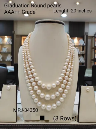 Graduated round pearl necklace with earrings